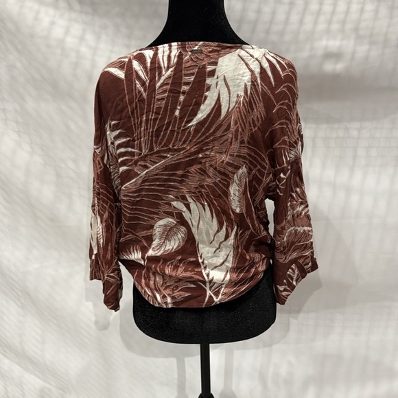 O'Neill brown and white Tie Front Blouse with 3/4 Sleeves - Picture 2 of 4